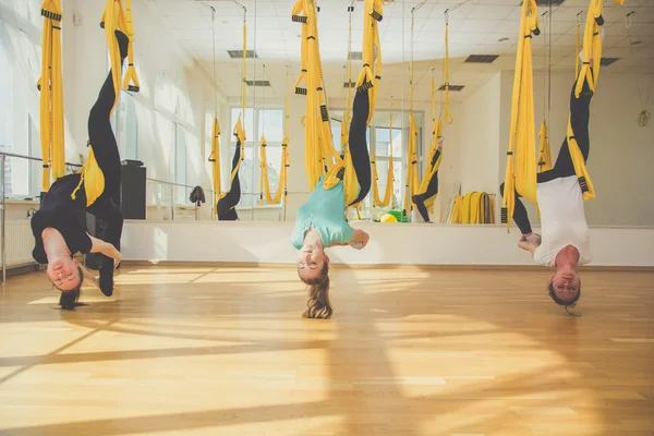 Clases grupales de yoga con mosca aérea —  Fotos de Stock