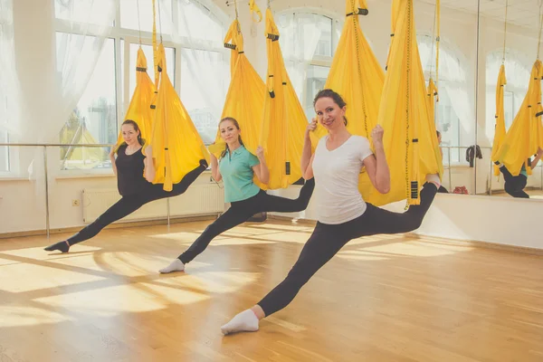 Sinek yoga egzersizleri yapıyor kadın grubu