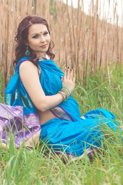 Menina indiana grávida está vestindo sari azul — Fotografia de Stock