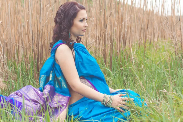 Embarazada chica está usando moda india sari —  Fotos de Stock