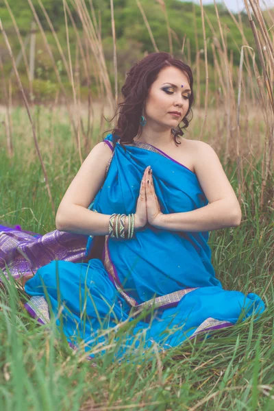 Schwangere Indianerin trägt blauen Mode-Sari — Stockfoto