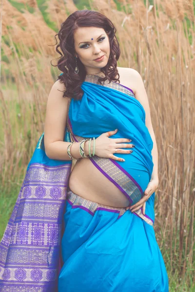 Chica embarazada está usando moda sari indio azul — Foto de Stock
