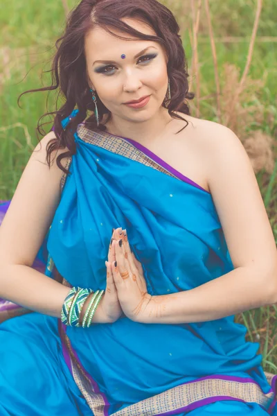 Schwangere Indianerin trägt blauen Mode-Sari — Stockfoto