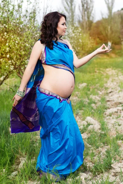 Zwanger meisje is het dragen van Indiase sari — Stockfoto