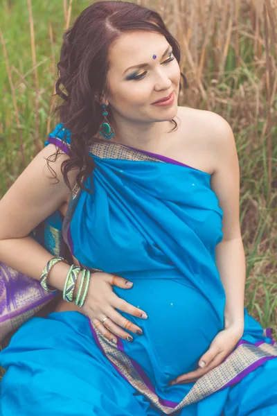 怀孕的印度女孩穿着蓝色纱丽 — 图库照片