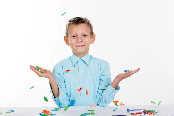 Lindo chico de escuela jugando con letras — Foto de Stock