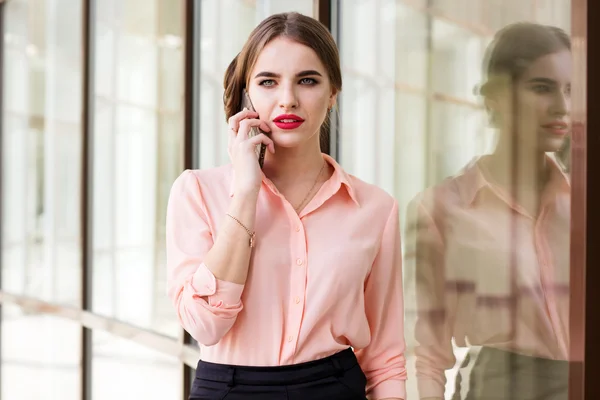 Linda chica de negocios está hablando por teléfono — Foto de Stock