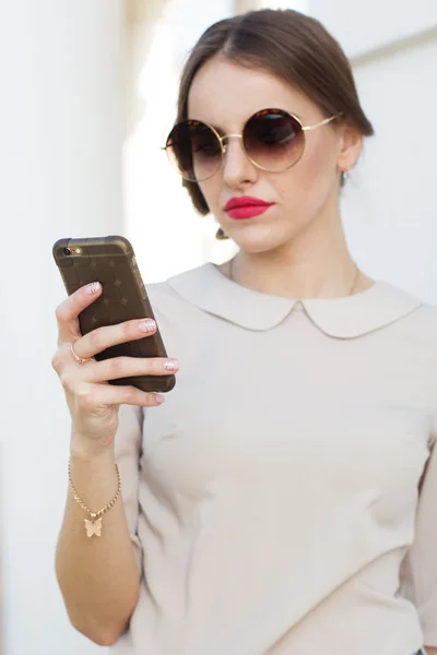 Affärskvinna med telefonen i handen — Stockfoto