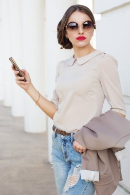 Telefon elinde olan güzel kadın