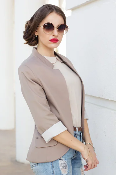 Bonita mujer de negocios lleva gafas de sol — Foto de Stock