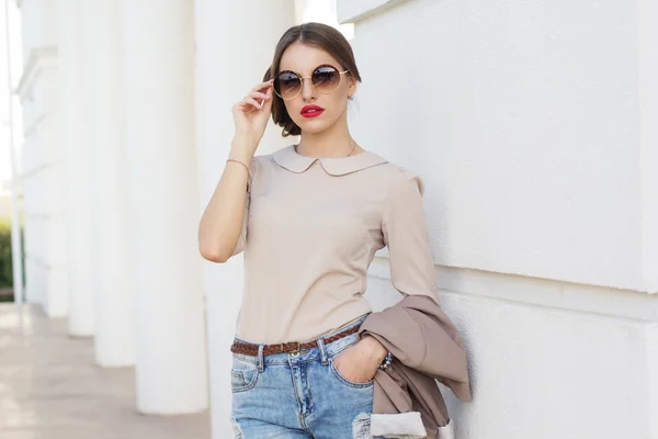 Bonita mujer de negocios lleva gafas de sol — Foto de Stock