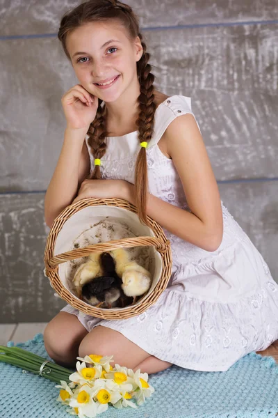 Adolescente avec panier plein de poussins — Photo