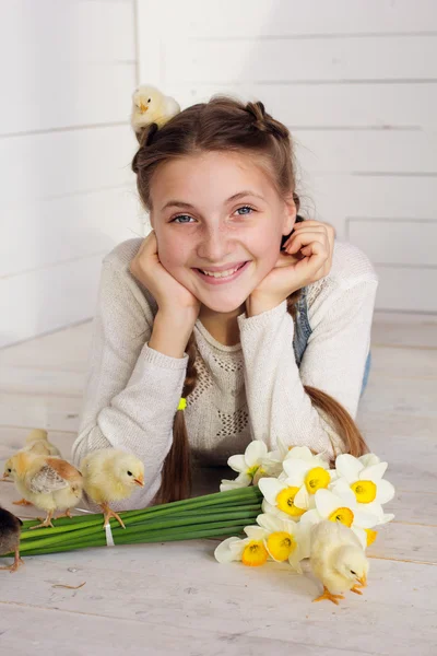 Adolescent fille avec jaune bébé poussin sur son tête — Photo