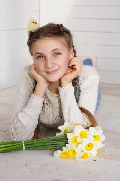 Девочка-подросток с маленькой цыпочкой на голове — стоковое фото