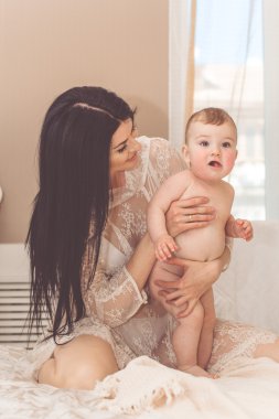 mutlu anne bebeği ile oynama