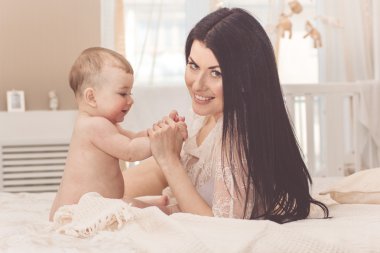 mutlu anne bebeği ile oynama