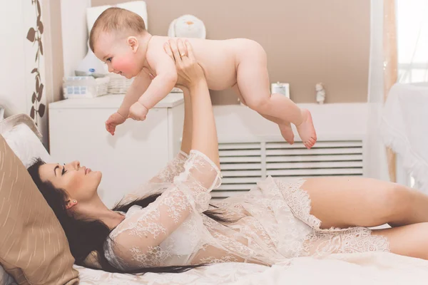 Mãe feliz com o pequeno filho em casa — Fotografia de Stock