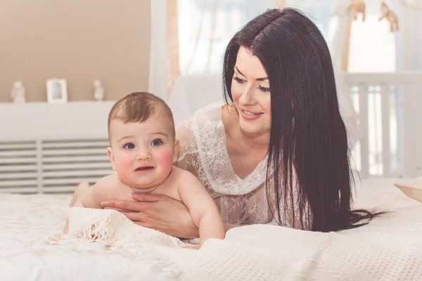 Bonita mãe brincando com seu bebê — Fotografia de Stock