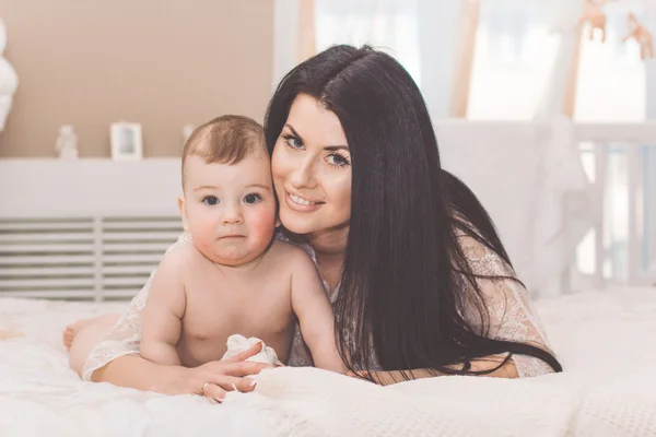 Mãe bonita e filho pequeno — Fotografia de Stock