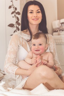 Çok gülümseyen anne ile küçük oğlu