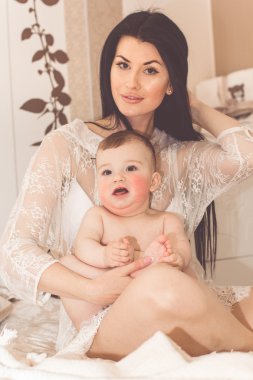 Çok gülümseyen anne ile küçük oğlu