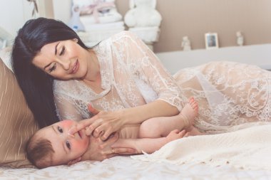 Genç gülümseyen anne ile küçük oğlu