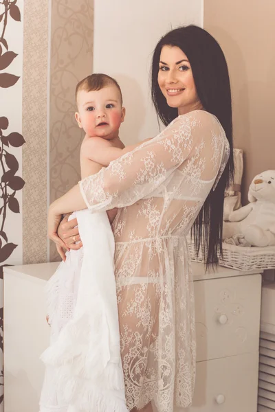 Bastante sorridente mãe com pequeno menino — Fotografia de Stock