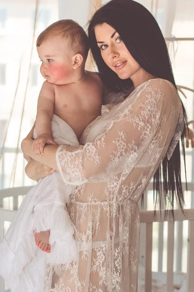 Vrij lachende moeder met baby jongetje — Stockfoto