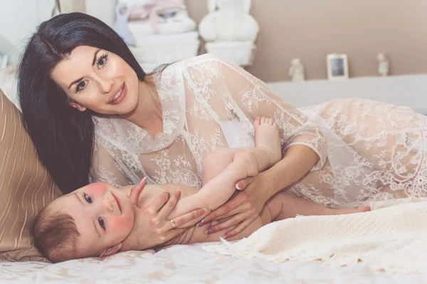 Jonge moeder met kleine babyjongen — Stockfoto