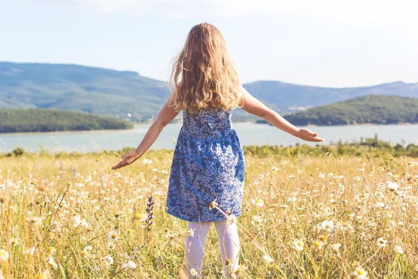 Child girl in green field — Stock Photo, Image