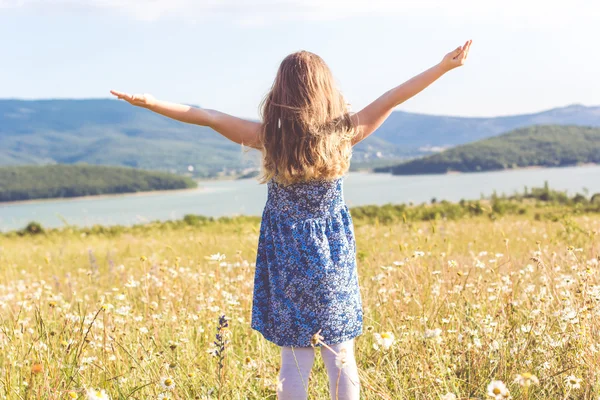 Child girl in green field — Stock Photo, Image