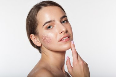 Suncreen cilt üzerinde krem ile güzel kız