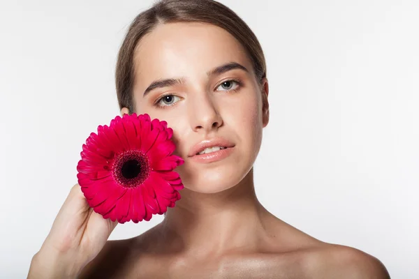परिपूर्ण त्वचा आणि लाल फुलांसह सुंदर मुलगी — स्टॉक फोटो, इमेज