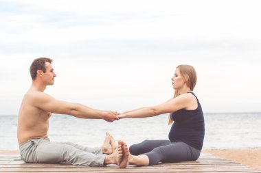 Çift sahilinde uzanan yapıyorsun