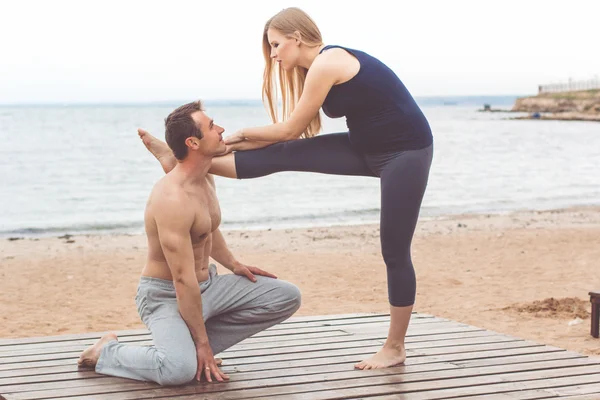 Adam ve hamile kız Yalı sporda yapıyorsun — Stok fotoğraf