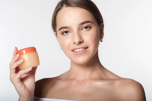 Chica con tarro de crema hidratante facial — Foto de Stock