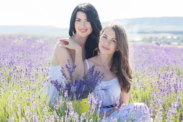 Dos hermanas en un campo de lavanda — Foto de Stock