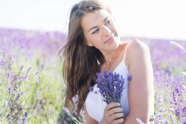 Chica está descansando en el campo púrpura de lavanda —  Fotos de Stock