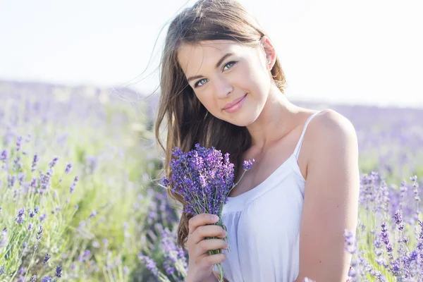 Flicka vilar på fältet lila lavendel — Stockfoto