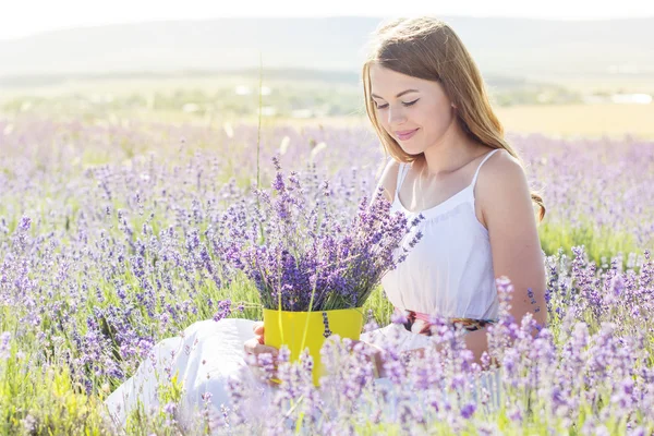 Mädchen ruht sich auf dem violetten Lavendelfeld aus — Stockfoto