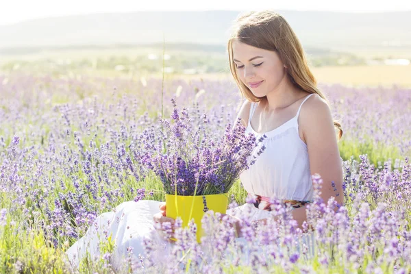 Menina está descansando no campo roxo de lavanda — Fotografia de Stock