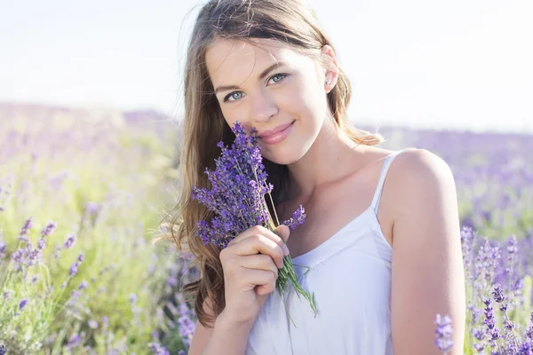 Ragazza sta riposando sul campo viola di lavanda — Foto Stock