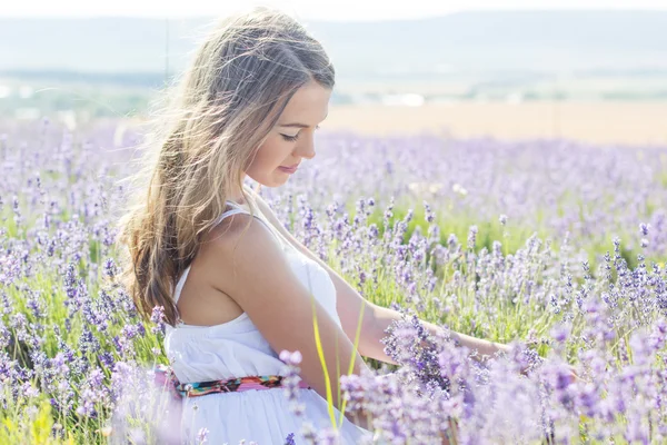 La fille se repose sur le champ pourpre de lavande — Photo