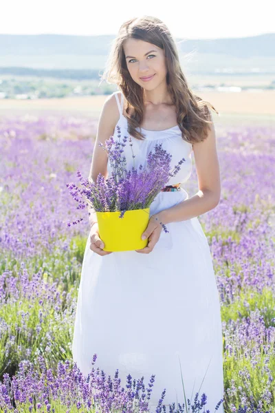 Flicka vilar på fältet lila lavendel — Stockfoto