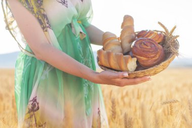 Hasır sepet ekmek ile kız