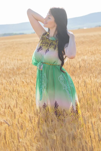Söt tjej i råg fältet bakifrån — Stockfoto