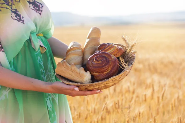 Fille avec panier de pains en osier — Photo