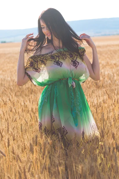 Pretty girl in rye field back view — Stock Photo, Image
