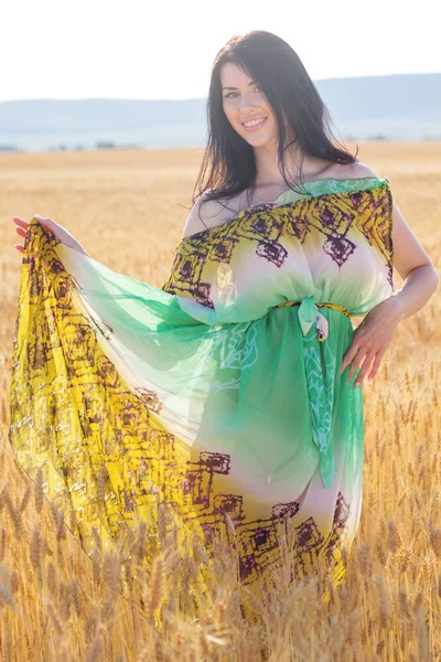 Menina no campo de centeio visão traseira — Fotografia de Stock