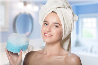 Mavi banyo WISP ile duşta kız